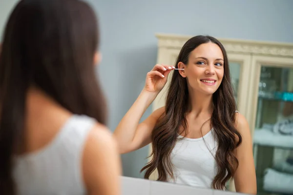 Junge Frau Putzt Ohren Badezimmer — Stockfoto