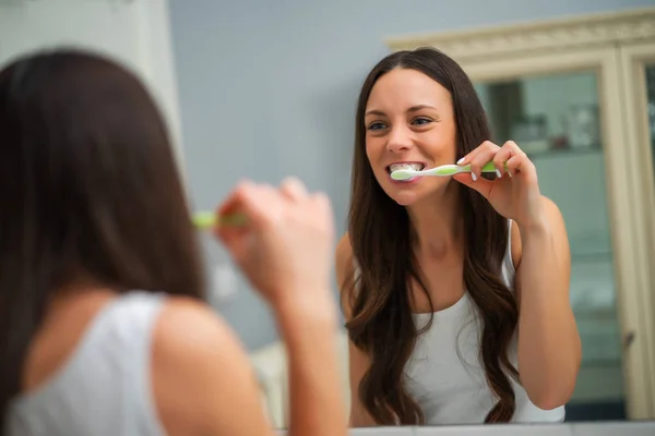 Junge Frau Putzt Sich Badezimmer Die Zähne — Stockfoto