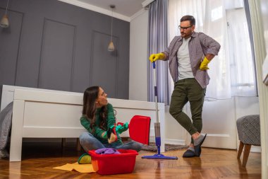 Kadınlar tembeldir. Adam ona dairelerini temizlemeye devam etmesini söylüyor.. 