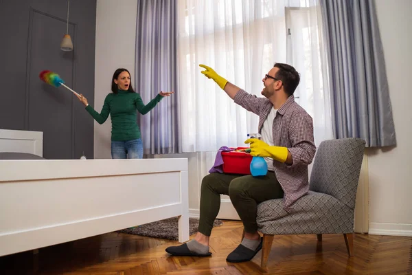 Mujer Está Enojada Porque Marido Perezoso Evita Limpiar Apartamento — Foto de Stock