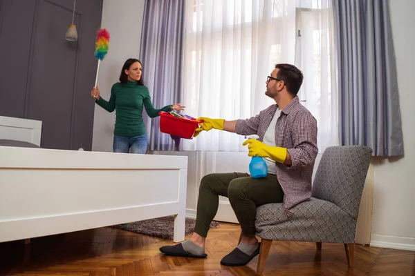 Woman Angry Because Her Husband Lazy Avoids Cleaning Apartment — 스톡 사진