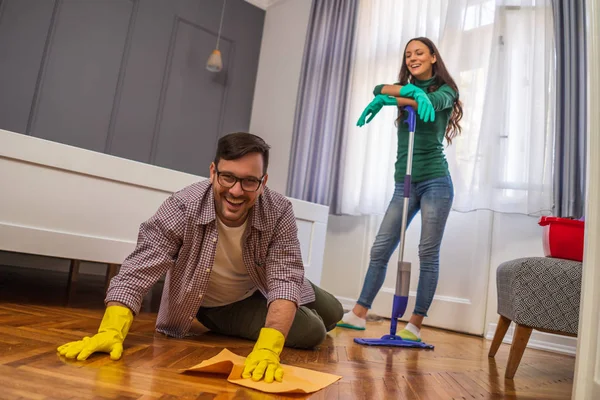 Joven Feliz Pareja Está Limpiando Apartamento — Foto de Stock
