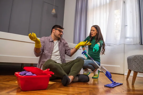 Hombre Perezoso Esposa Dice Que Siga Limpiando Apartamento — Foto de Stock