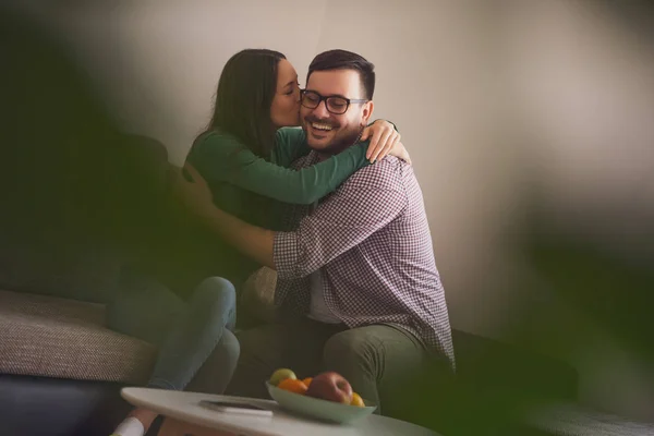 Feliz Pareja Amor Abrazar Casa — Foto de Stock