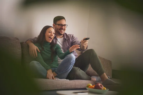 恋爱中的幸福夫妻是在家里放松 他们在看电视 — 图库照片