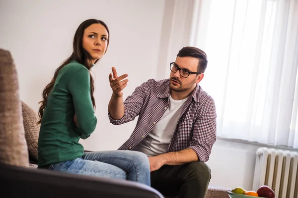 Homem Mulher Estão Sentados Sofá Discutir Problemas Relacionamento — Fotografia de Stock