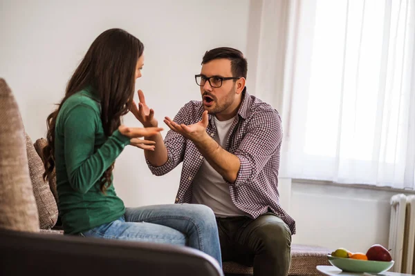 Man Woman Sitting Sofa Arguing Relationship Problems — 스톡 사진