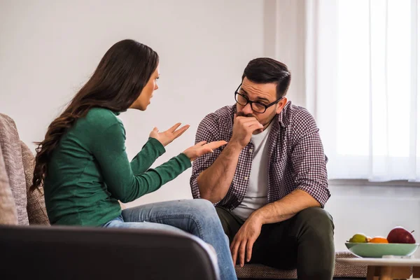 Hombre Mujer Están Sentados Sofá Discutiendo Problemas Relación — Foto de Stock