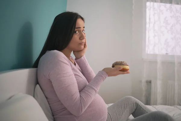 Kobieta Ciąży Jest Smutna Nie Może Jeść Cukierków — Zdjęcie stockowe