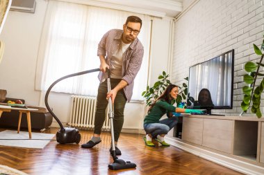 Kocası sıkılmış, temizlik yapmayı sevmiyor..