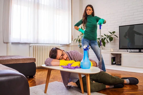 Hombre Está Cansado Limpiar Apartamento Mujer Está Enojada — Foto de Stock