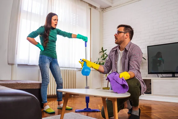 Hombre Está Cansado Limpiar Apartamento Mujer Está Enojada — Foto de Stock