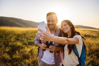 Mutlu çift dağda yürüyüş. Selfie çekiyorlar..