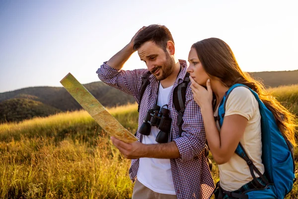 Casal Está Caminhando Montanha Estão Olhar Para Mapa — Fotografia de Stock