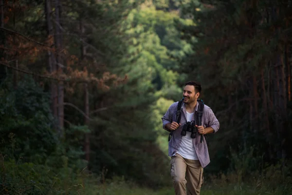 Šťastný Dospělý Muž Pěší Turistika Lese — Stock fotografie
