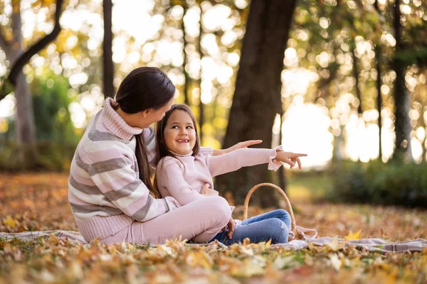 Madre Hija Disfrutando Del Otoño Parque — Foto de Stock