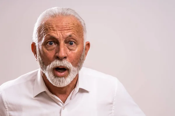 Porträt Eines Überraschten Und Schockierten Seniors — Stockfoto