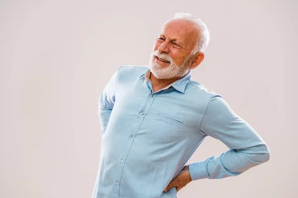 Retrato Homem Idoso Que Está Tendo Dor Nas Costas — Fotografia de Stock