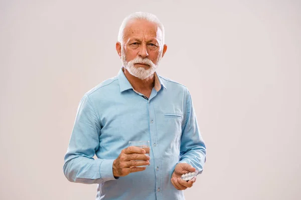 Porträt Eines Ernsthaften Älteren Mannes Der Pille Und Glas Wasser — Stockfoto