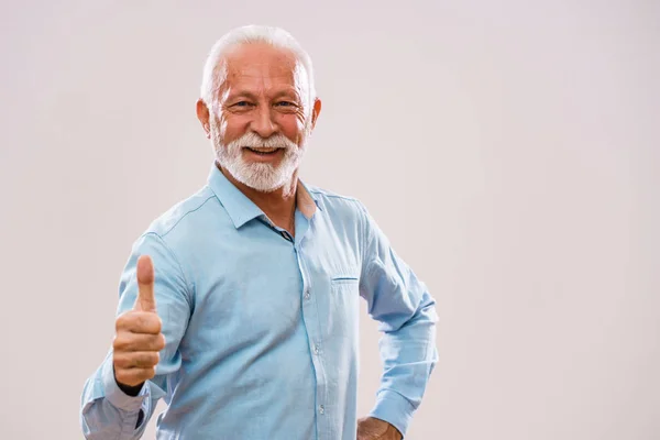 Porträt Eines Fröhlichen Älteren Mannes Der Die Kamera Blickt Und — Stockfoto