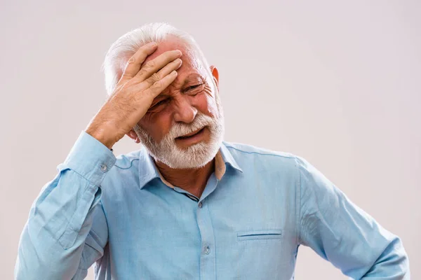 Porträt Eines Älteren Mannes Der Kopfschmerzen Hat — Stockfoto