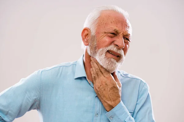 Portret Van Een Oudere Man Met Pijn Nekklieren — Stockfoto