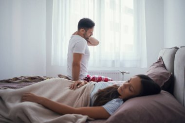 Adam sabahları uyanıyor. Boyun ağrısı var..