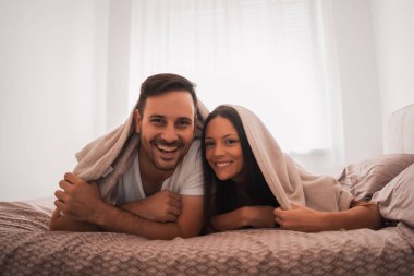 Mutlu çift yatakta eğleniyor..