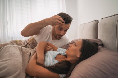 Genç çift yatakta tartışıyor..