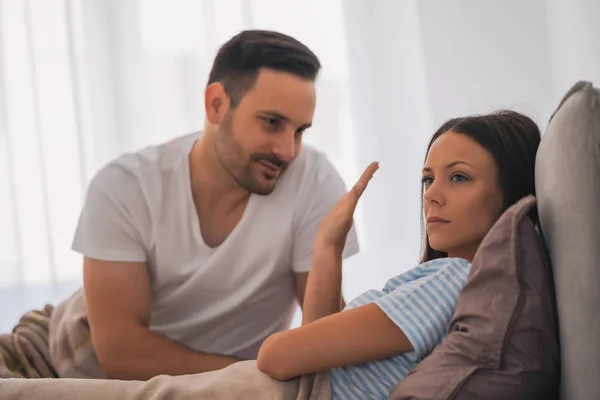 Casal Está Discutir Cama Mulher Ofendida Irritada — Fotografia de Stock