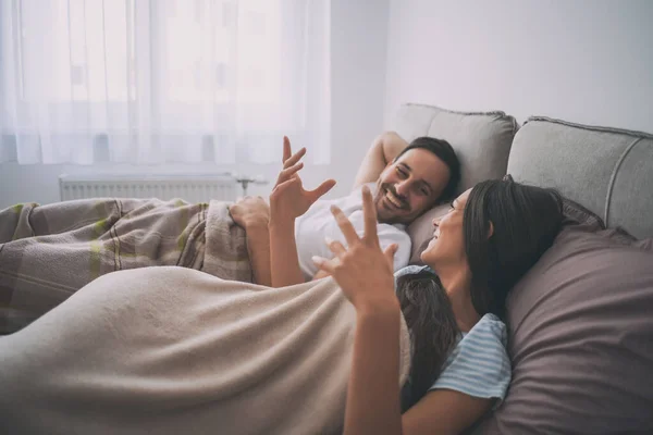 Joven Pareja Feliz Está Acostada Cama Por Mañana Hablando — Foto de Stock