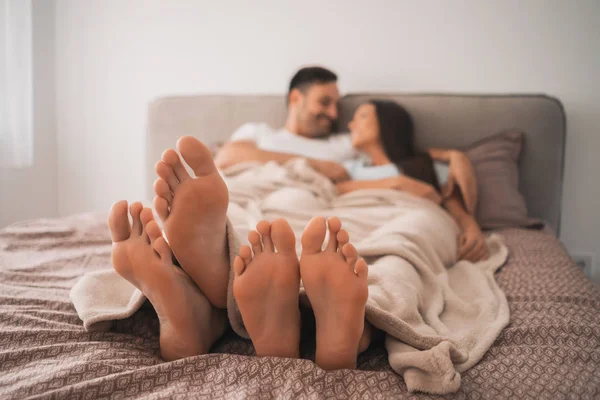 Pareja Feliz Está Disfrutando Relajarse Cama — Foto de Stock