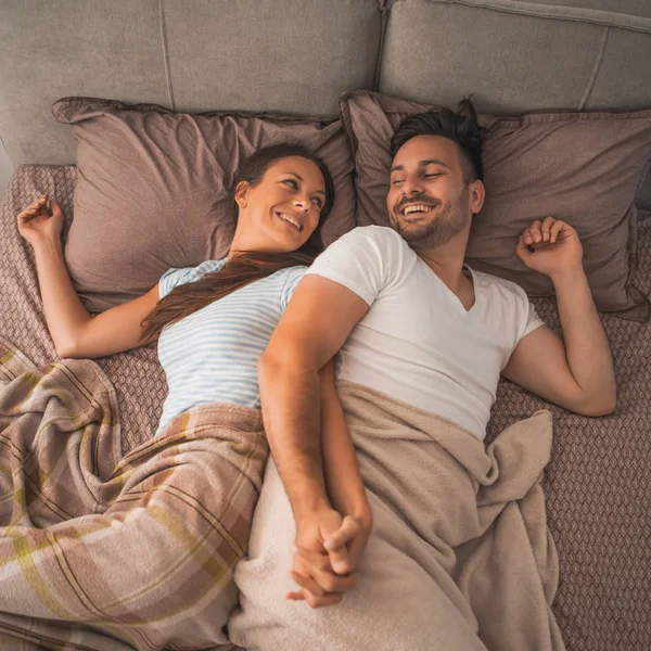 Pareja Joven Descansando Cama Después Del Trabajo — Foto de Stock