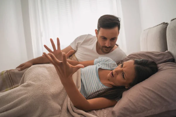 Junges Paar Streitet Bett — Stockfoto
