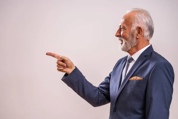 Retrato Empresário Sênior Feliz Que Está Apontando Para Propaganda — Fotografia de Stock