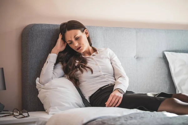 Donna Affari Stanca Depressa Sdraiata Sul Letto Hotel — Foto Stock