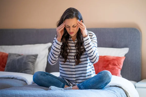 Kvinnan Sitter Sängen Sitt Hem Hon Har Huvudvärk — Stockfoto