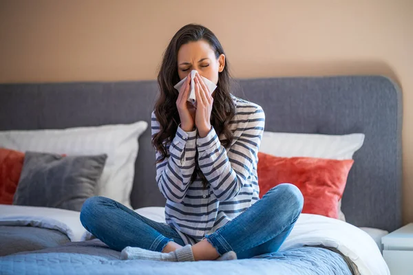 Donna Seduta Sul Letto Nella Sua Casa Influenza Soffia Naso — Foto Stock