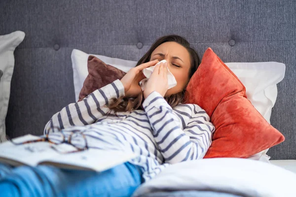 Donna Sdraiata Sul Letto Nella Sua Casa Influenza Soffia Naso — Foto Stock