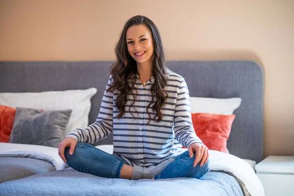 Happy Young Woman Sitting Bed Her Home Looking Camera Smiling — Stock Photo, Image