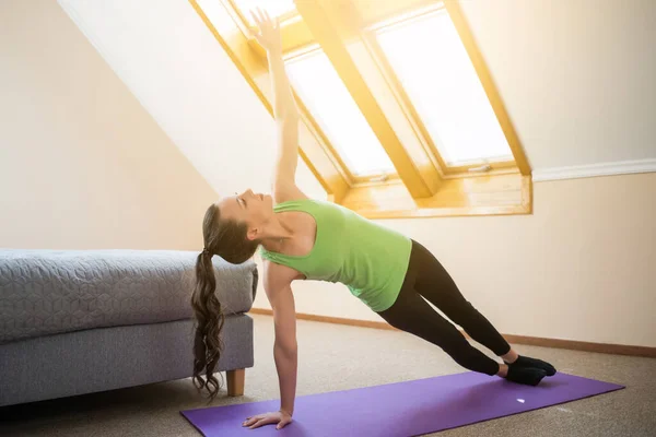 Ung Kvinna Utövar Yoga Hemma Trikonasana Bikram Triangel Höger — Stockfoto