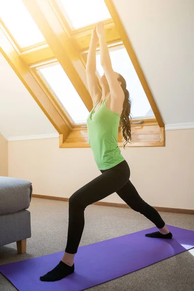 Ung Kvinna Utövar Yoga Hemma Krigarens Syfte Virabhadrasana — Stockfoto