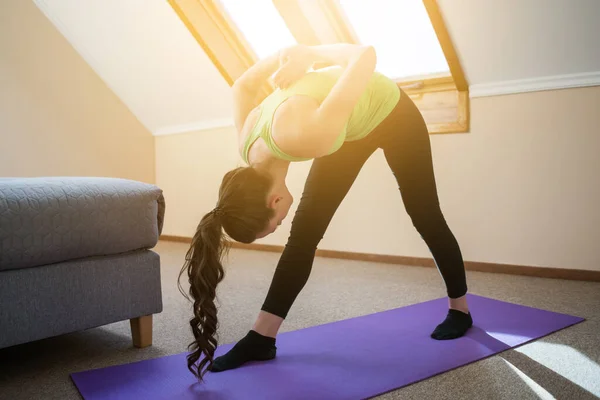 Mujer Joven Está Practicando Yoga Casa — Foto de Stock