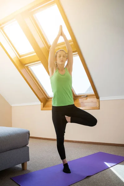 Ung Kvinna Utövar Yoga Hemma Vrikshasana Träd Pose — Stockfoto