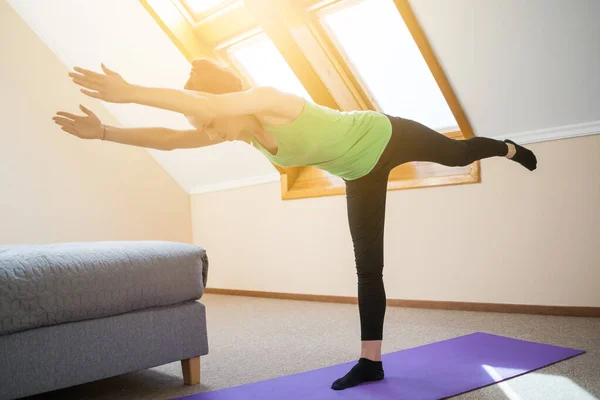 Ung Kvinna Utövar Yoga Hemma Krigarens Syfte Virabhadrasana — Stockfoto