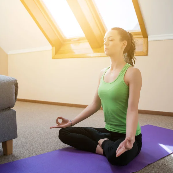 Jovem Está Praticando Ioga Casa Posição Padmasana Lotus — Fotografia de Stock