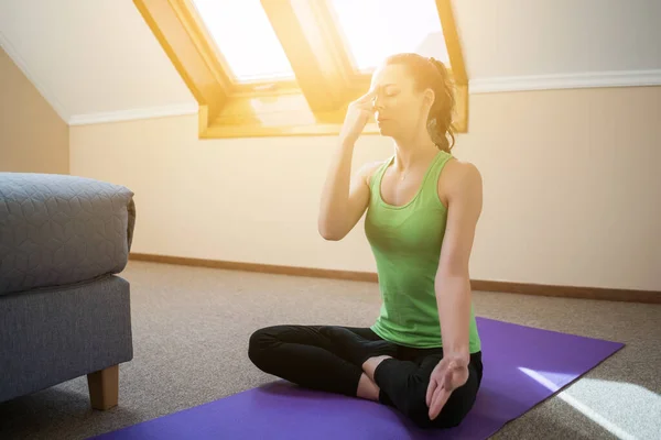 Ung Kvinna Utövar Yoga Hemma Padmasana Lotus Ställning — Stockfoto