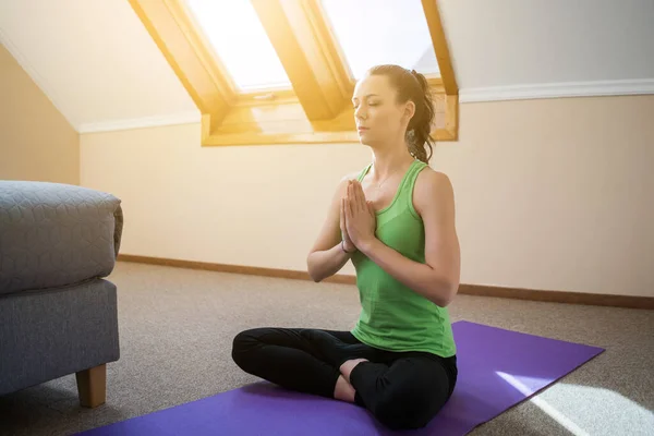 Ung Kvinna Utövar Yoga Hemma Padmasana Lotus Ställning — Stockfoto