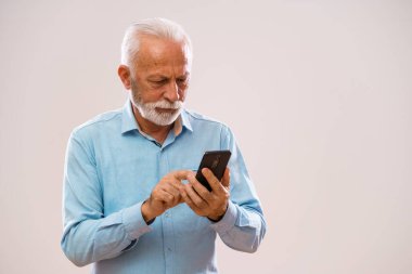 Akıllı telefondan mesaj atan son sınıf öğrencisinin portresi..