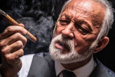 Puro içen son sınıf öğrencisinin portresi..